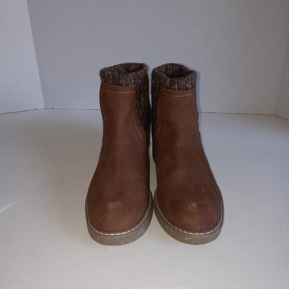 New‎ condition St. John's Bay Delvin Block Heel Booties  Size 8 rich brown color - Picture 2 of 3